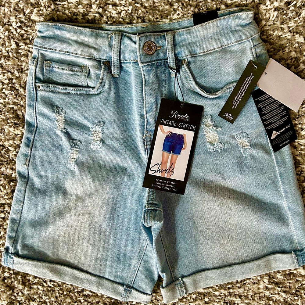 Shorts, Junior, 4,( 26” waist)NWT, Distressed Denim, stretch, Vintage style